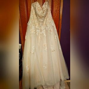 16w Sweatheart lace ball gown with Floral lace.